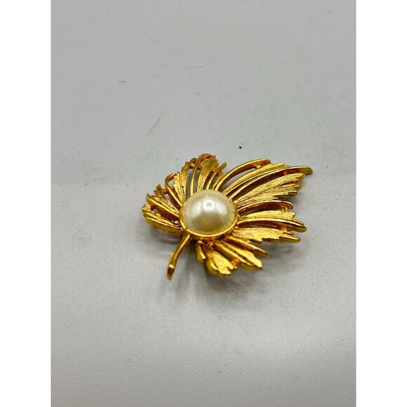 Leaf with Pearl Pin Brooch Gold Tone Classic Pin Brooch Elegant Simple Design - Picture 3 of 9